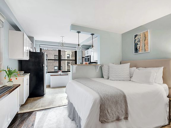 4th image of 305 E 40th St #11X