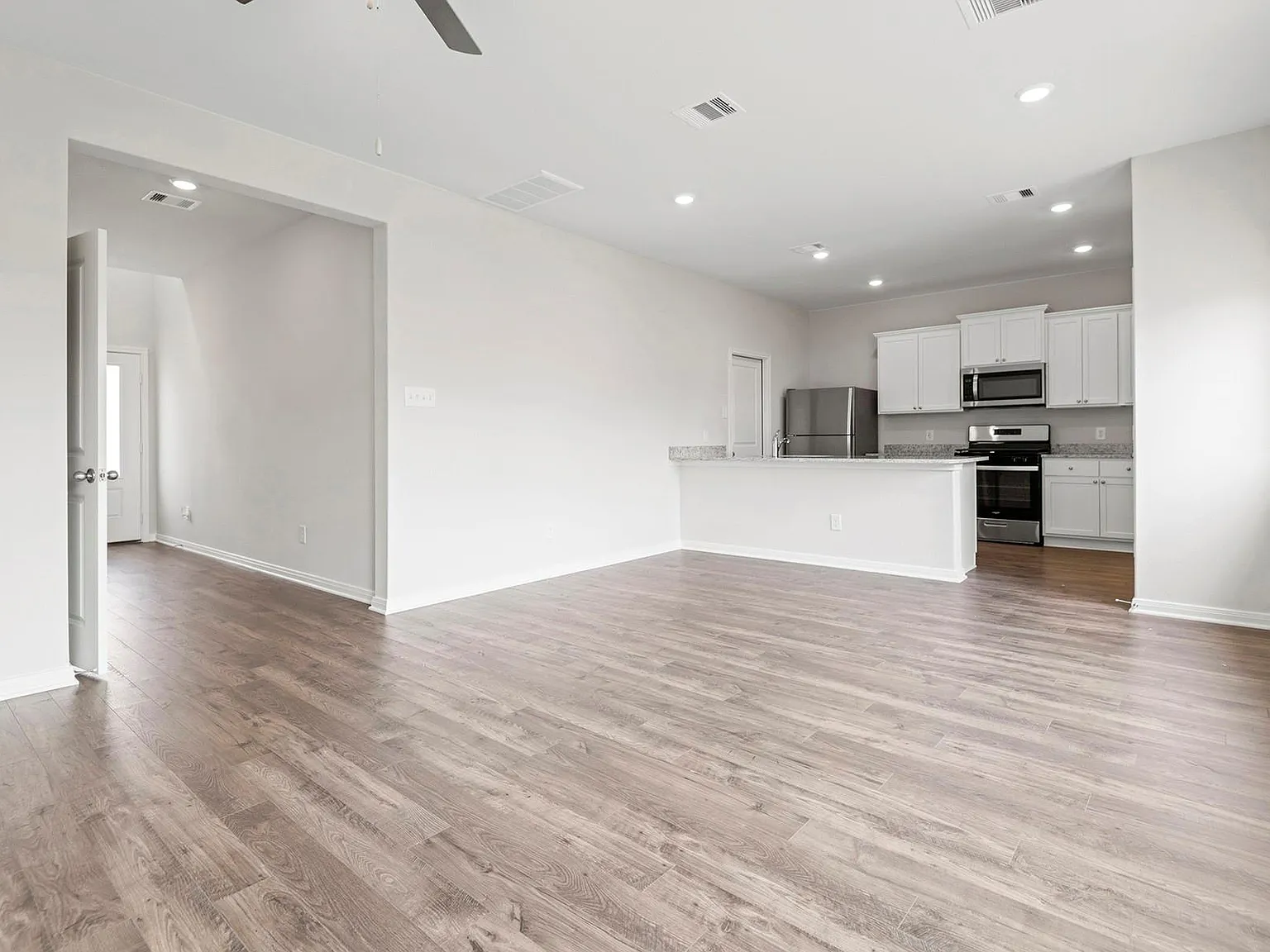 3 bed, 2.5 bath, 1348 sqft, $2,365 — Photo 4