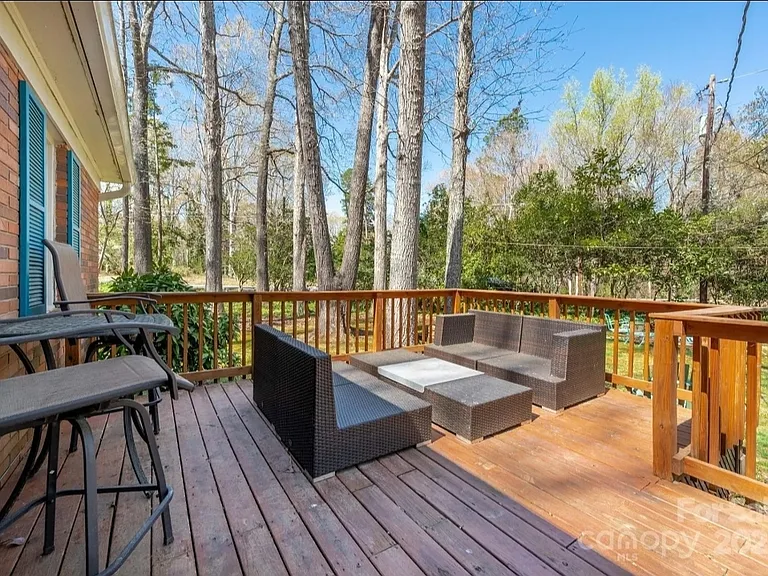 1010 Sherwood Cir — Photo 70