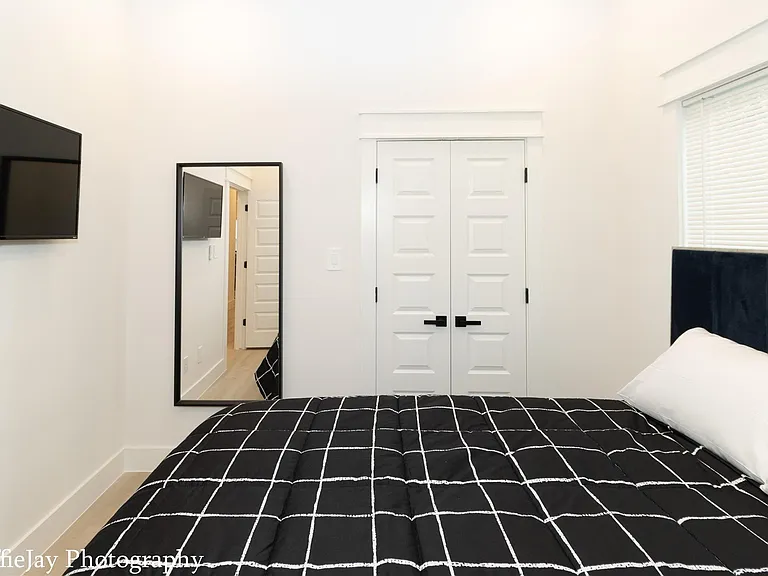 4834 Higgins St #B — Photo 14