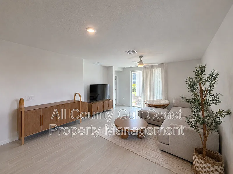 3 bed, 2.0 bath, 1271 sqft, $2,395 — Photo 2