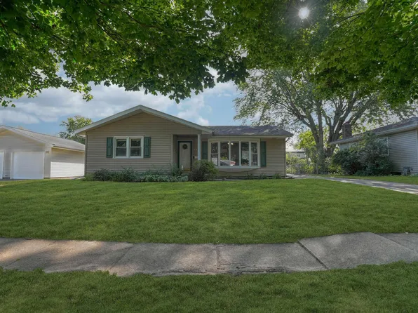 2416 Valley Park Dr, Cedar Falls, IA 50613