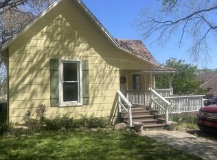 513 E 2nd St, Tonganoxie, KS 66086