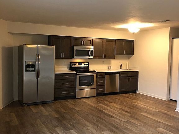 4th image of 110 SE 8th St #11