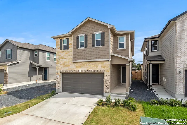 3 bed, 2.5 bath, 2211 sqft, $1,899 — Photo 1