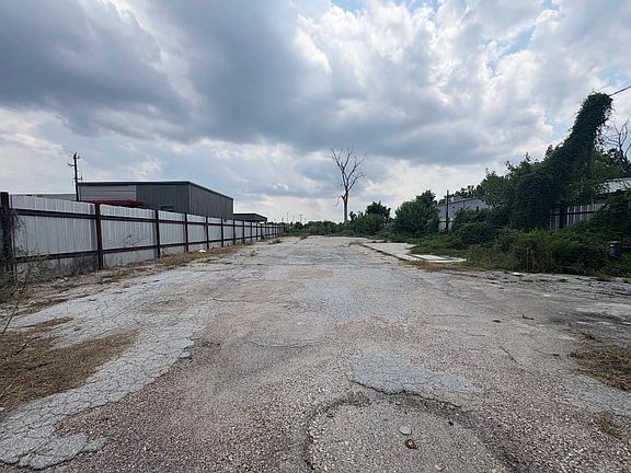 5th image of 1904 Little York Rd