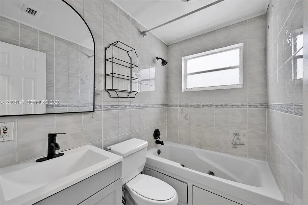 2041 NE 182nd St, 0 — Photo 1