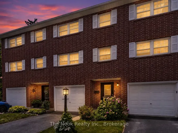 91 Livingston Ave #12, Grimsby, ON L3M 1L4