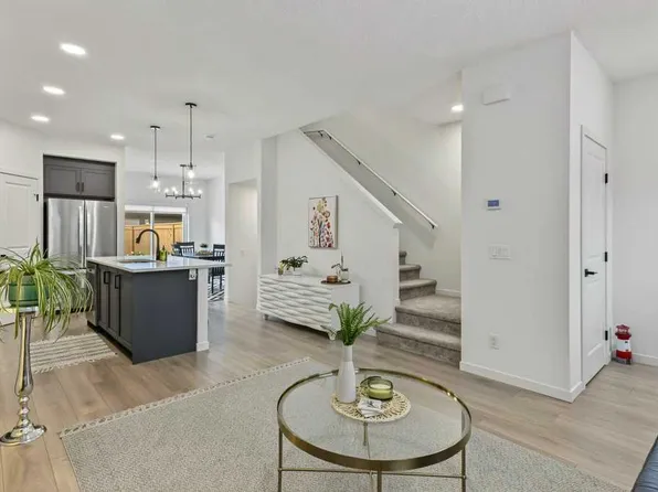 533 E Sage Hill Rd NW, Calgary, AB T3R 1W8