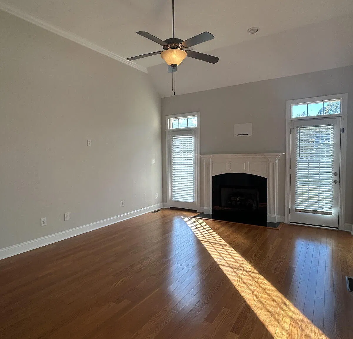 3 bed, 2.0 bath, 1577 sqft, $1,900 — Photo 4