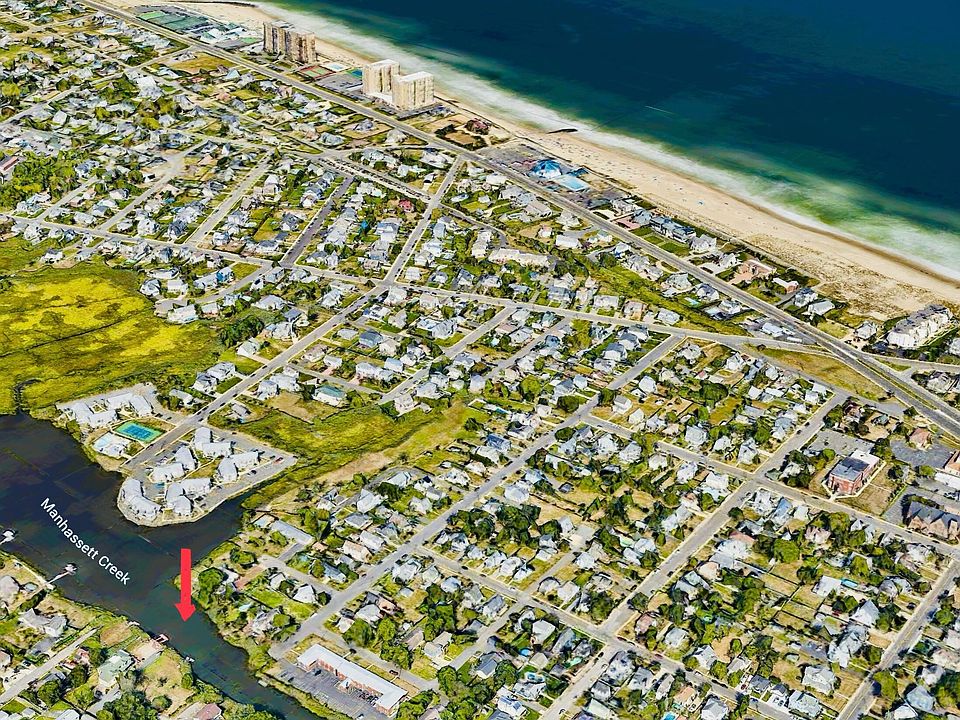 2nd image of 9 Manahassett Park Drive
