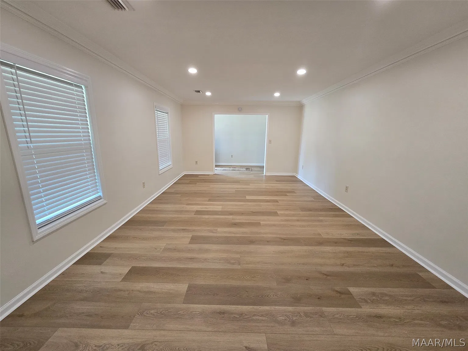 6 bed, 4.5 bath, 4621 sqft, $3,300 — Photo 2