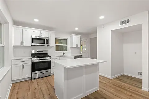 1411 W Shields Dr — Photo 4