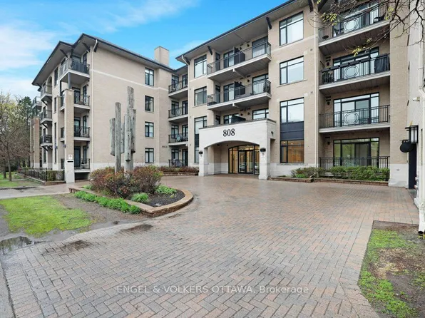 808 Bronson Ave #209, Ottawa, ON K1S 5A4