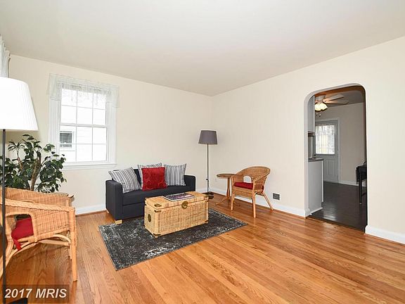 Lovely living room w/hardwood floors