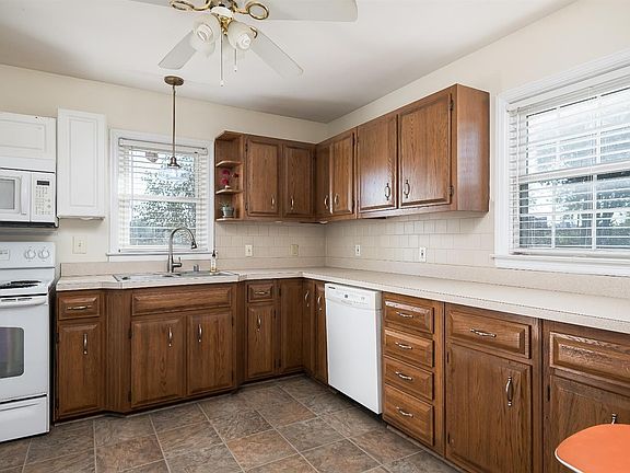5th image of 451 Sheridan Dr