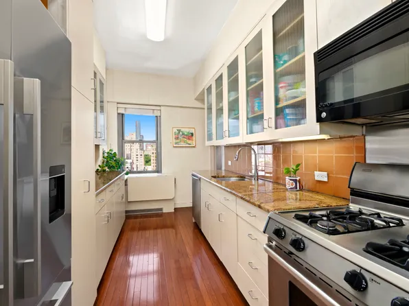 650 Park Avenue image 15 of 34