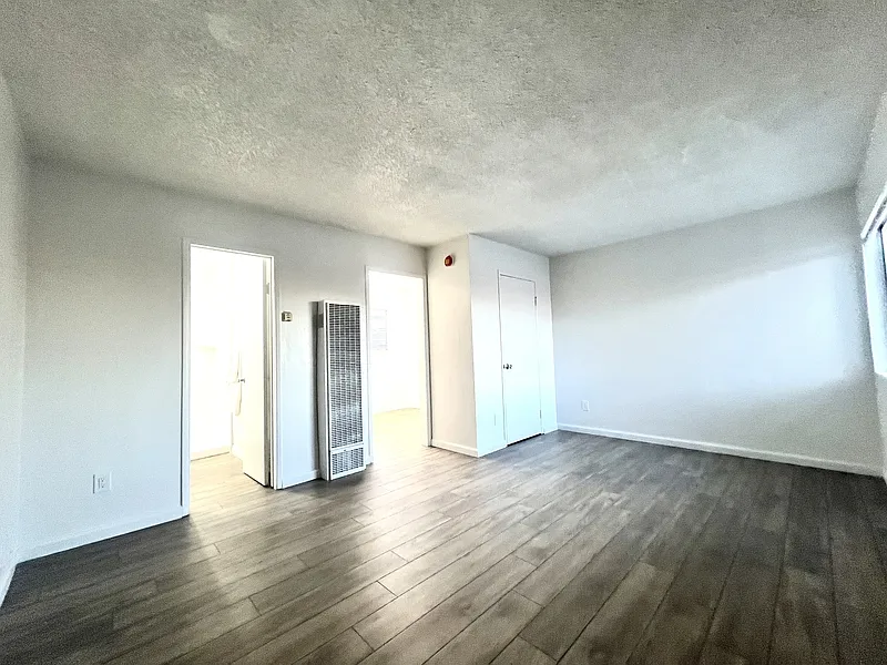 Building Photo - 4006 Ingraham St #3