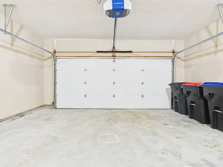 1206 Foxridge Dr — Photo 9