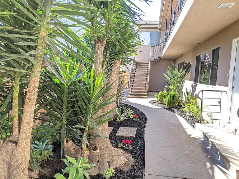 1028 E 3rd St #6 — Photo 6