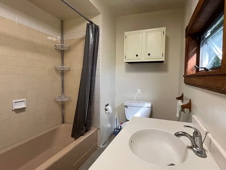 615 E State St #1 — Photo 9