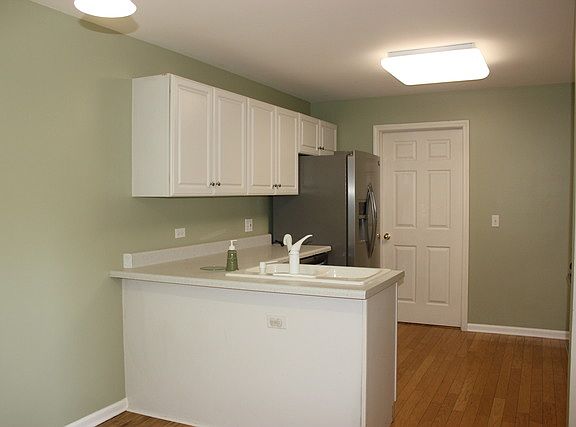 4th image of 1118 Hawthorne Ln