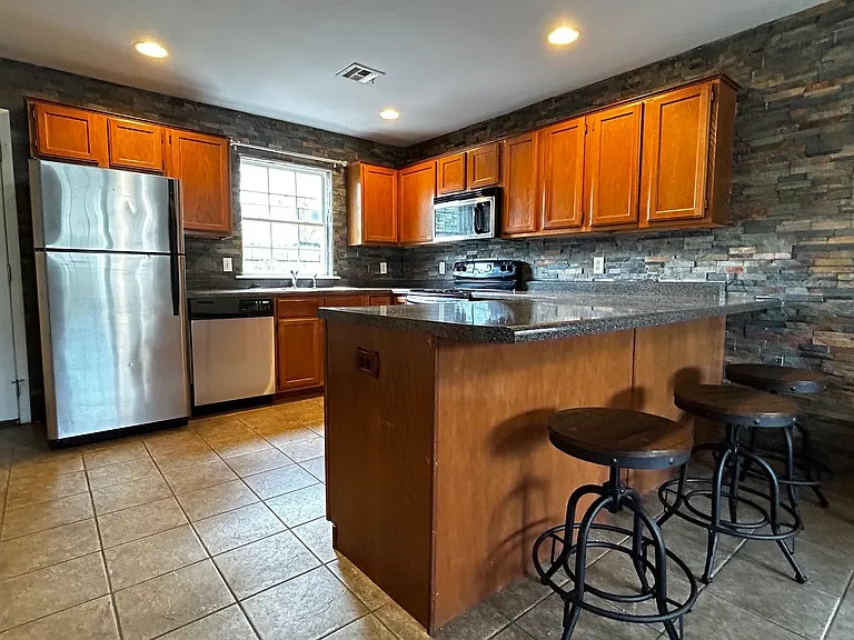 1897 W Stone St #3 — Photo 4