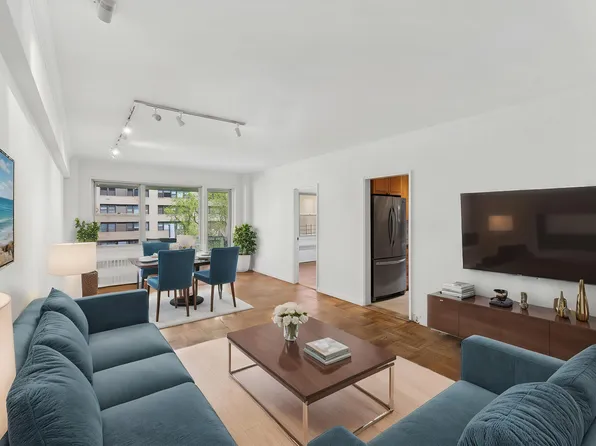 40 East 9th Street 4J image 1 of 19