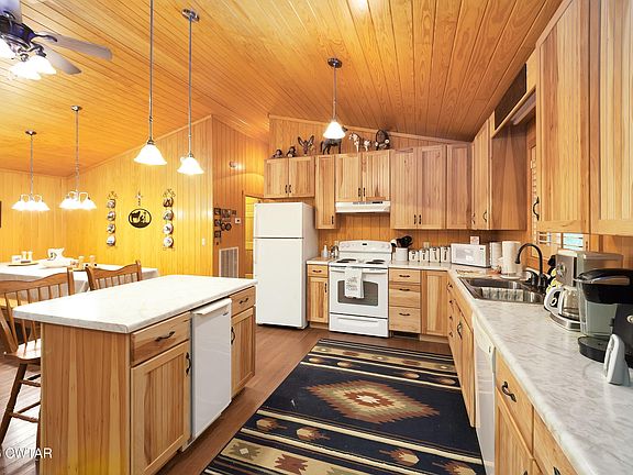3rd image of 2082 Farmsville Rd