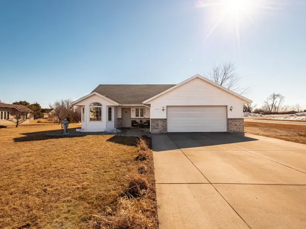 733 Hilltop Ct, Sauk Centre, MN 56378