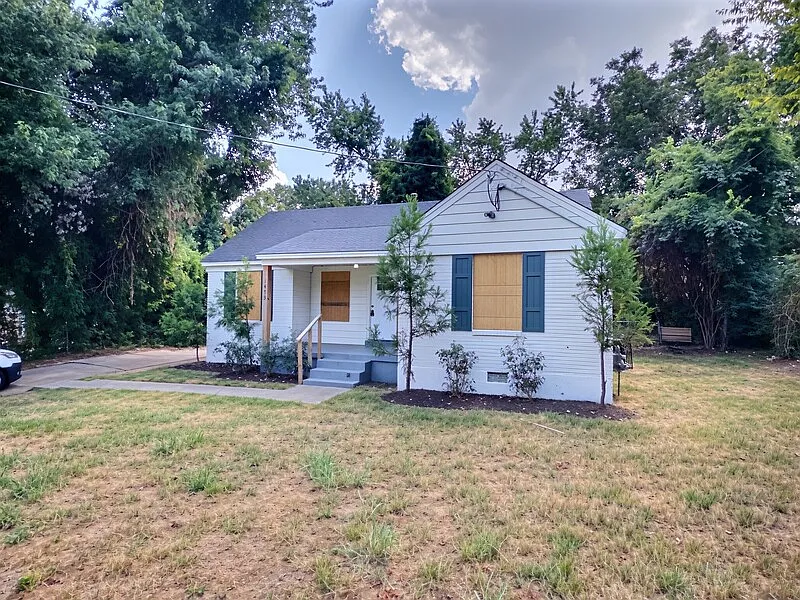3 bed, 1.0 bath, 1304 sqft, $1,175 — Photo 2