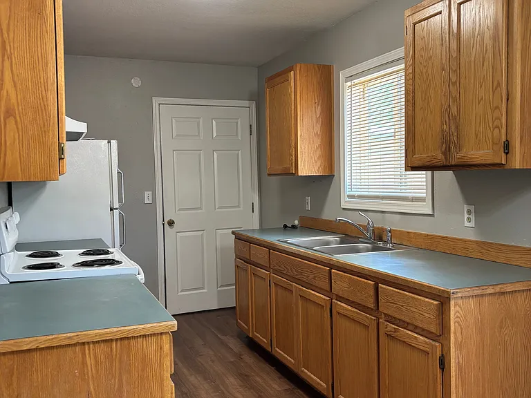 1012 Larch St — Photo 5