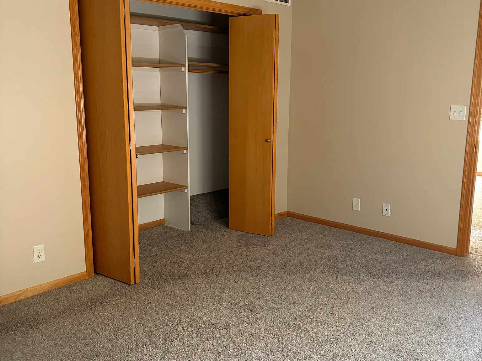 3 bed, 2400 sqft, $2,500 — Photo 4