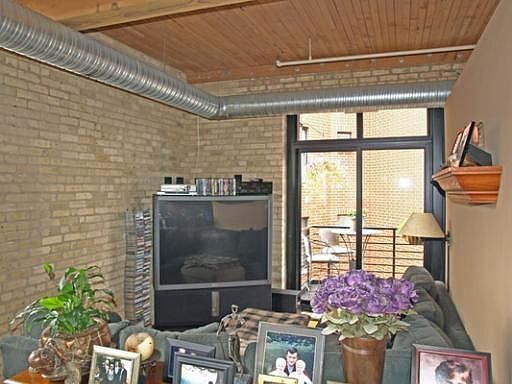 4th image of 2911 N Western Ave APT 211