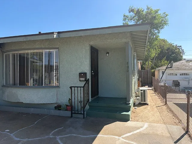 3 bed, 1.5 bath, 1100 sqft, $2,700 — Photo 3