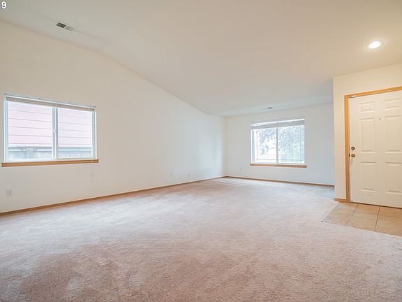 4th image of 1002 NE 167th Ave