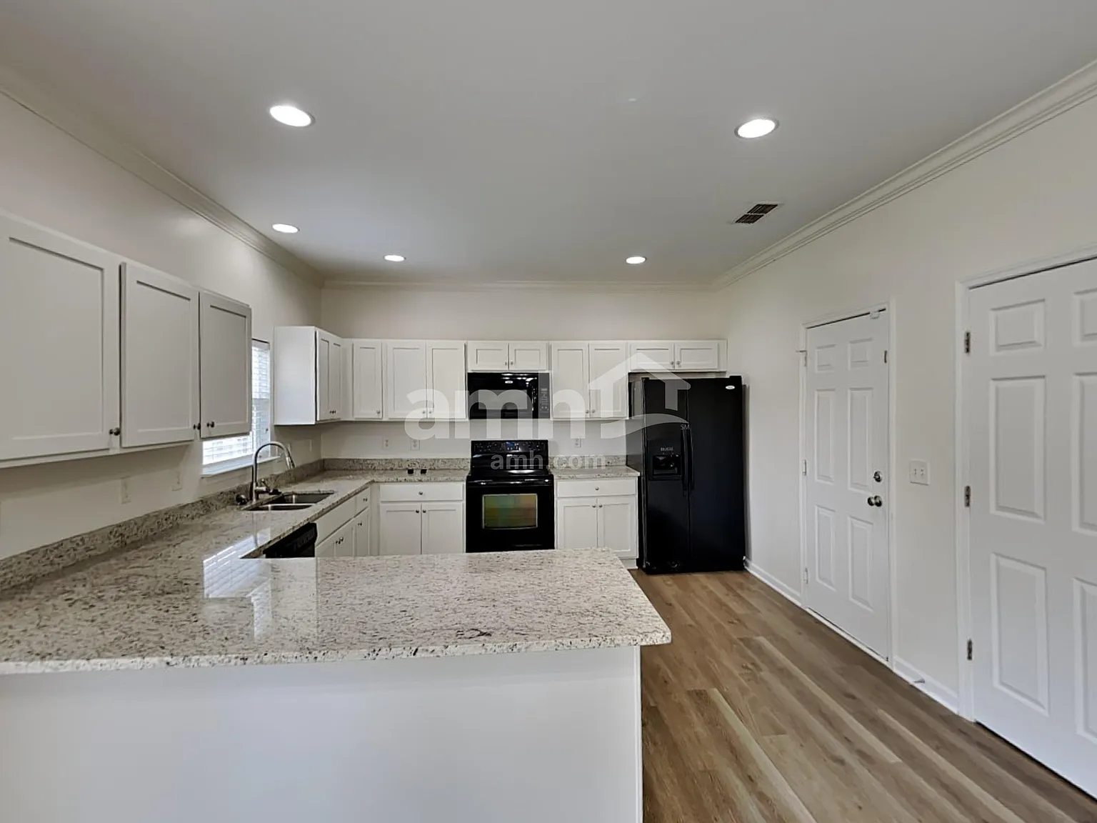 5 bed, 2.5 bath, 2539 sqft, $2,695 — Photo 4