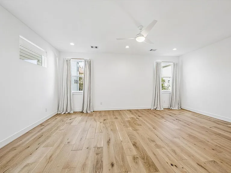 921 W 21st St — Photo 15