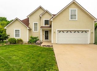916 Country Ln, Lees Summit, MO 64086
