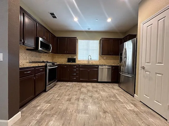 3 bed, 2.0 bath, 1466 sqft, $3,350 — Photo 2