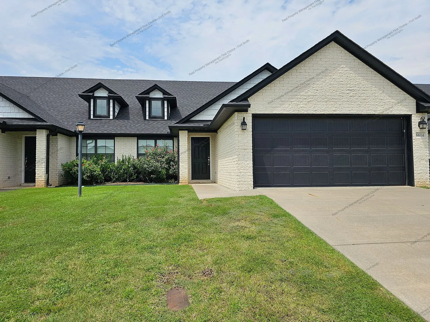 3 bed, 2.5 bath, 1650 sqft, $1,649 — Photo 1