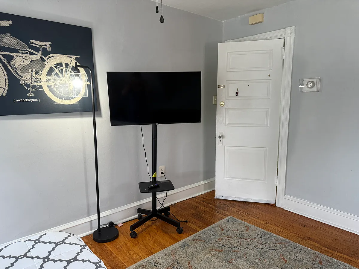 Building Photo - 7845 Montgomery Ave #5B