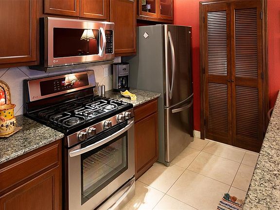 4th image of 811 Bradford Ave APT 1B