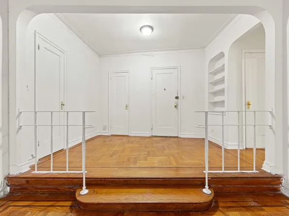 601 Pelham Parkway North image 6 of 22