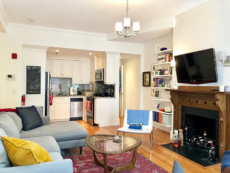 247 Newbury St #2R — Photo 3