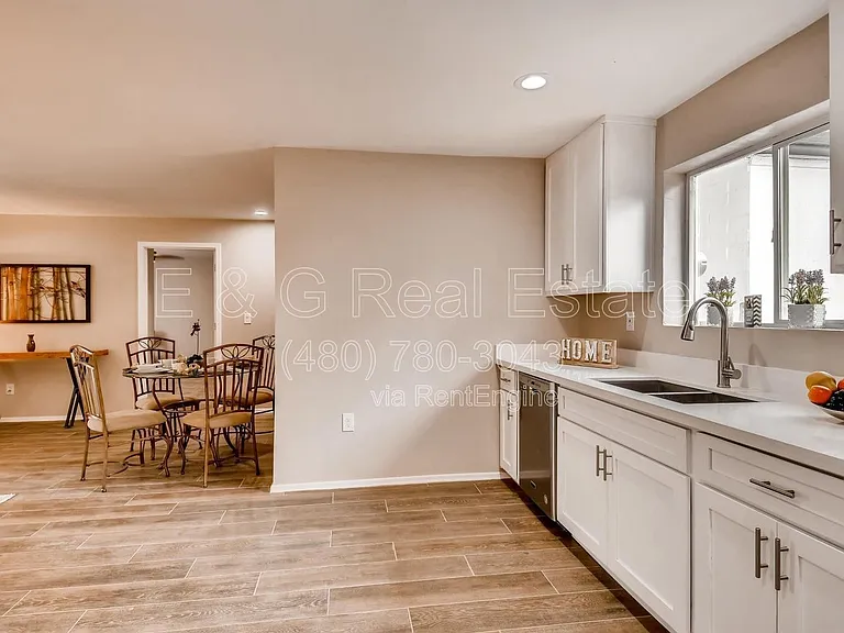 1806 E Don Carlos Ave — Photo 4