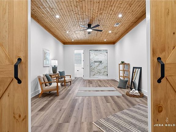 4th image of 300 Mountain Ridge Dr