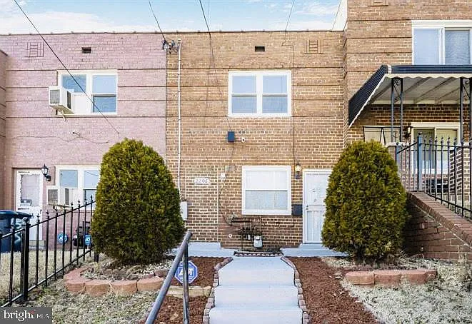 3 bed, 1184 sqft, $2,500 — Photo 2