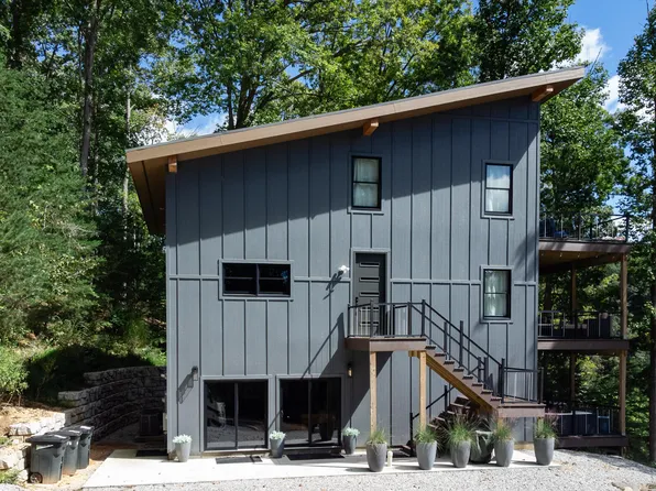 229 N Circle Dr, Caryville, TN 37714