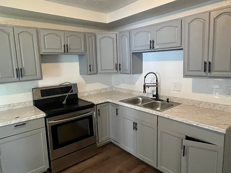 676 E Mark St — Photo 3